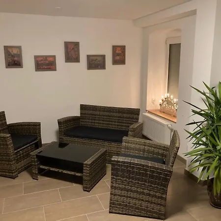 Schoene Dachwohnung Mit 2 Schlafzimmern Im Zentrum Von - Erzgebirge *