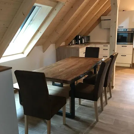 Schoene Dachwohnung Mit 2 Schlafzimmern Im Zentrum Von - Erzgebirge アパート *