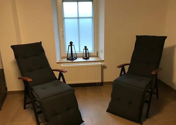 Schoene Dachwohnung Mit 2 Schlafzimmern Im Zentrum Von - Erzgebirge Apartament *