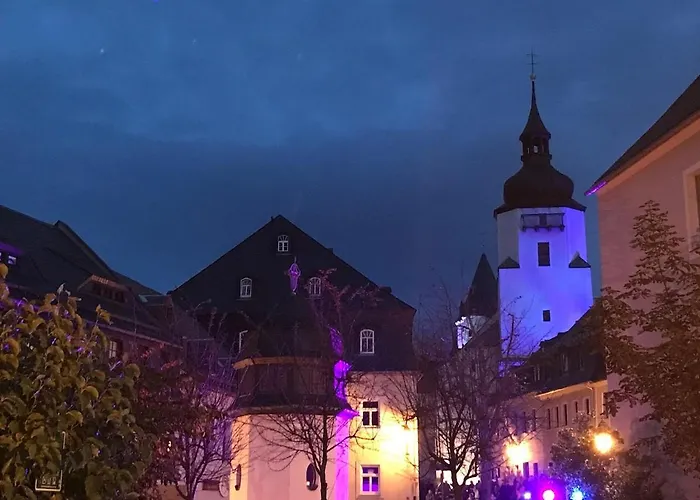 Schoene Dachwohnung Mit 2 Schlafzimmern Im Zentrum Von - Erzgebirge *