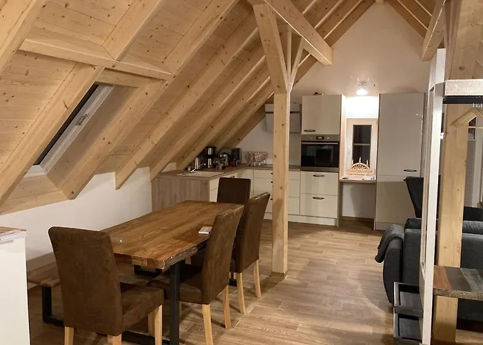 Schoene Dachwohnung Mit 2 Schlafzimmern Im Zentrum Von - Erzgebirge Apartament