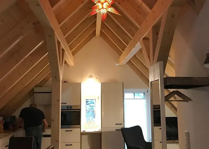 Schoene Dachwohnung Mit 2 Schlafzimmern Im Zentrum Von - Erzgebirge Apartament