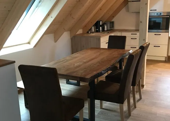 Schoene Dachwohnung Mit 2 Schlafzimmern Im Zentrum Von - Erzgebirge Apartament *